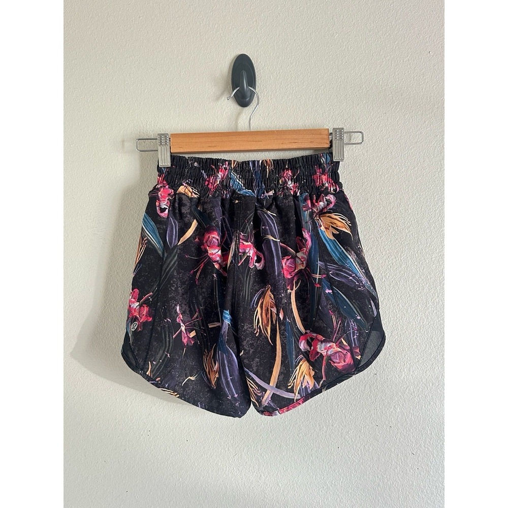 Lululemon‎ Hotty Hot Low Rise Shorts Size 2 Floral Black Multi 4" Inseam X-11
